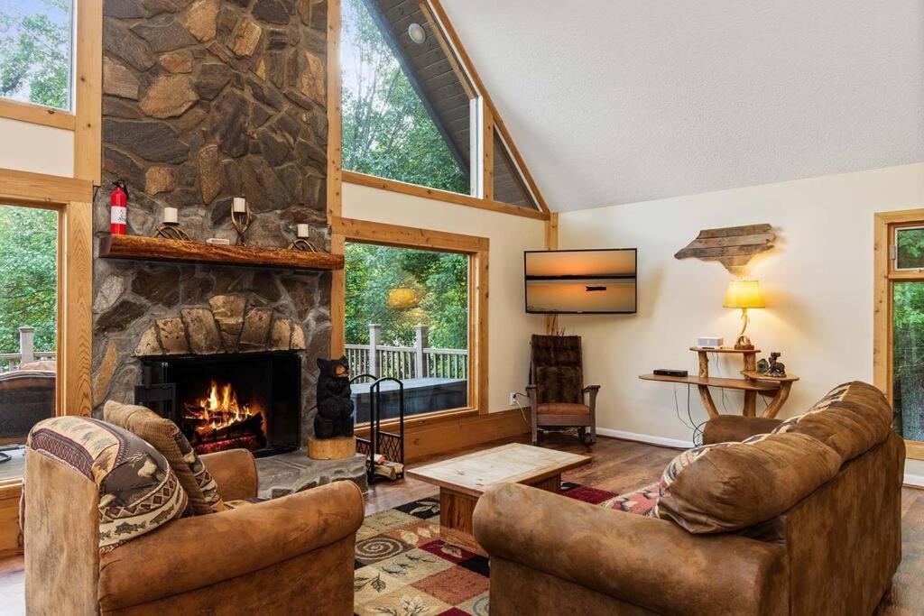 Pets! 2 Fireplaces! Game Room! Creek! View! Maggie Valley Exterior photo