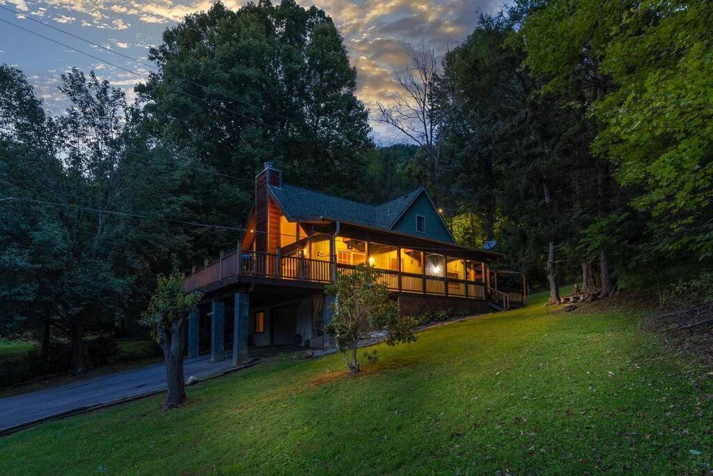 Pets! 2 Fireplaces! Game Room! Creek! View! Maggie Valley Exterior photo