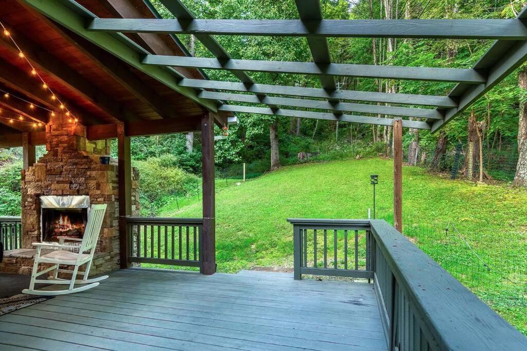 Pets! 2 Fireplaces! Game Room! Creek! View! Maggie Valley Exterior photo